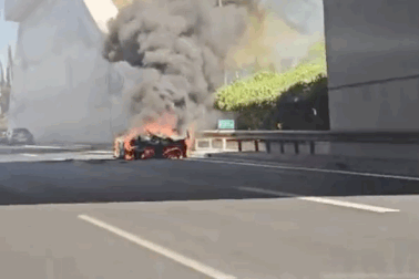 Siêu xe 4 triệu USD cháy rụi khi đang tham gia hành trình xuyên châu Âu