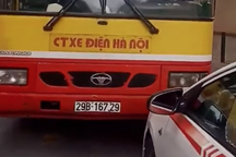 Taxi đối đầu xe buýt - Cuộc chiến giữa những "hung thần đường phố"
