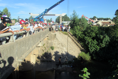 Cả gia đình thoát chết khi xe lao xuống sông sâu