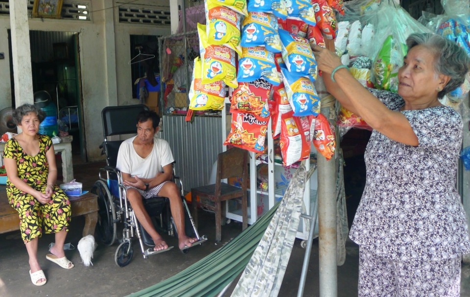 Xót xa cảnh vợ tâm thần lơ ngơ chăm chồng bị tai biến nằm liệt - 1 Xót xa cảnh vợ tâm thần lơ ngơ chăm chồng bị tai biến nằm liệt - 1