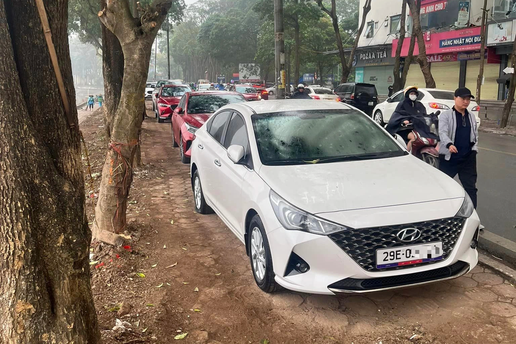 Hàng chục ô tô đỗ trên vỉa hè ở Hà Nội bị rạch lốp trong đêm - 1 Hàng chục ô tô đỗ trên vỉa hè ở Hà Nội bị rạch lốp trong đêm - 1