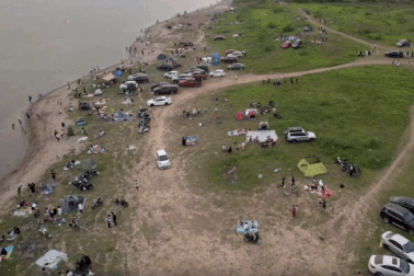 Đông nghịt người cắm trại, nghỉ ngơi ven sông Hồng dịp lễ 10/3