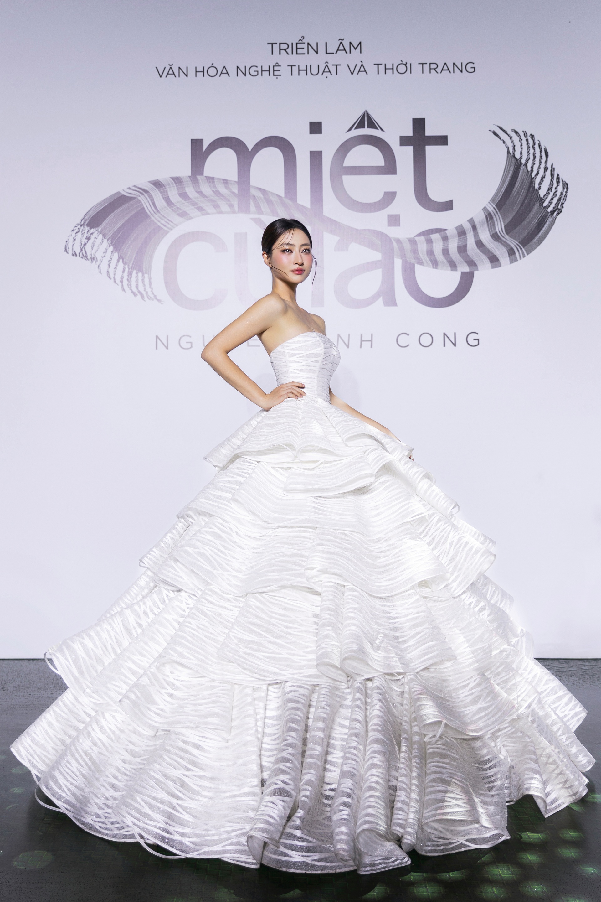 ជើងឯក Quynh Chau ស្លៀកសម្លៀកបំពាក់ប្លែកៗទាក់ទាញចំណាប់អារម្មណ៍មុនថ្ងៃរៀបការ - ៩ Á hậu Quỳnh Châu mặc trang phục độc đáo, gây chú ý trước ngày cưới - 9