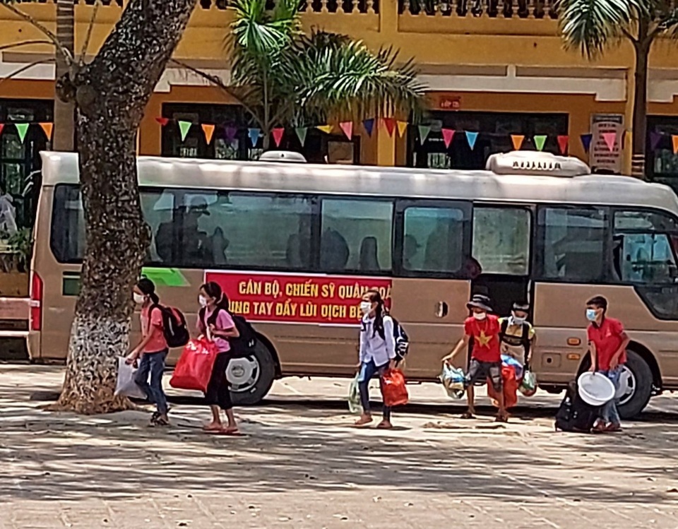 Cảm động chuyện thầy hiệu phó xin vào khu cách ly với 64 học sinh - 2 Cảm động chuyện thầy hiệu phó xin vào khu cách ly với 64 học sinh - 2