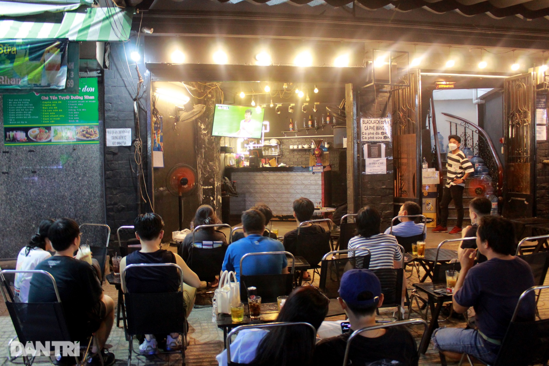 Người hâm mộ gục đầu tiếc nuối khi Việt Nam trở thành cựu vương tại AFF Cup - 5 Người hâm mộ gục đầu tiếc nuối khi Việt Nam trở thành cựu vương tại AFF Cup - 5