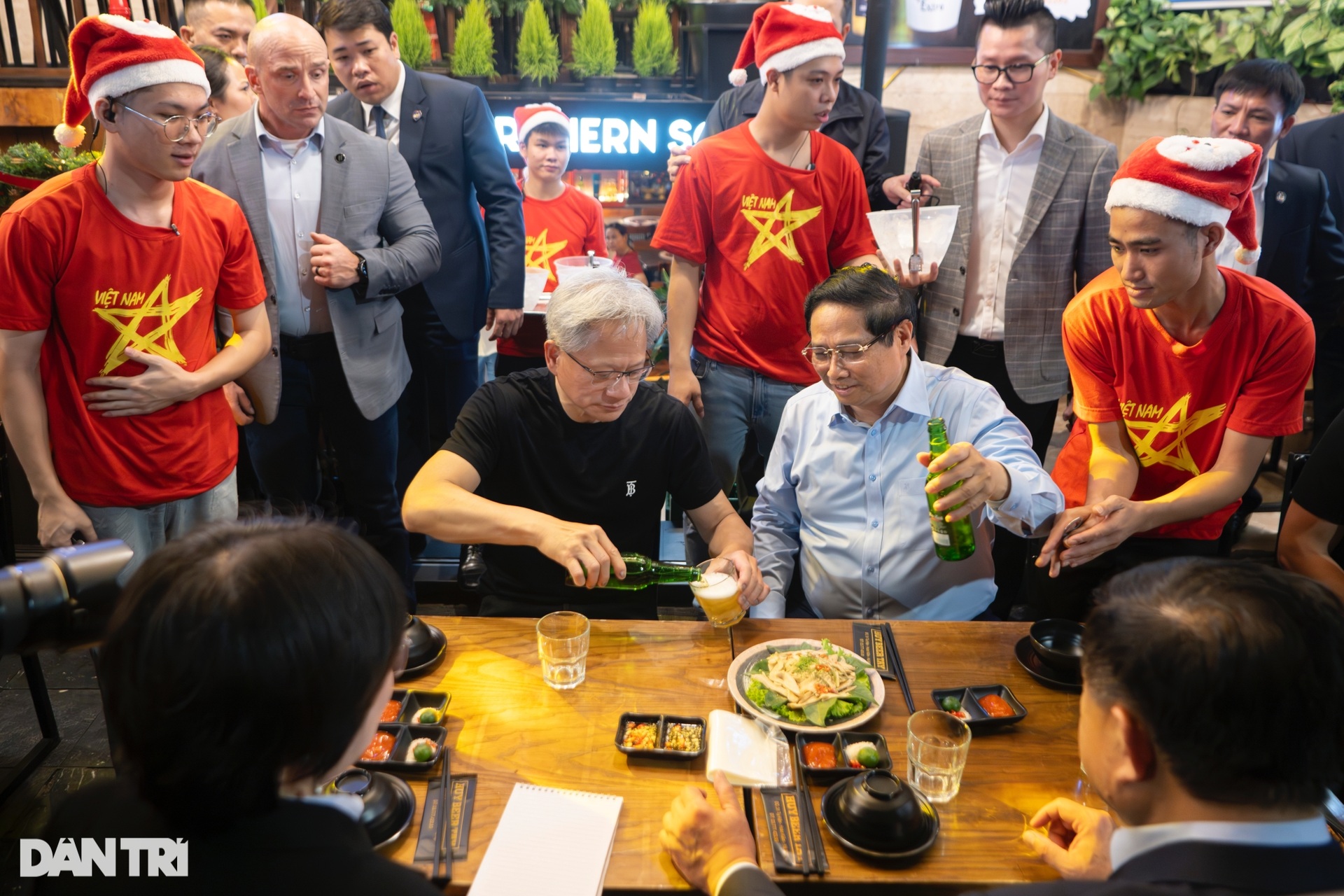 Thủ tướng Phạm Minh Chính và CEO Nvidia thưởng thức bia phố cổ Hà Nội - 9 Thủ tướng Phạm Minh Chính và CEO Nvidia thưởng thức bia phố cổ Hà Nội - 9