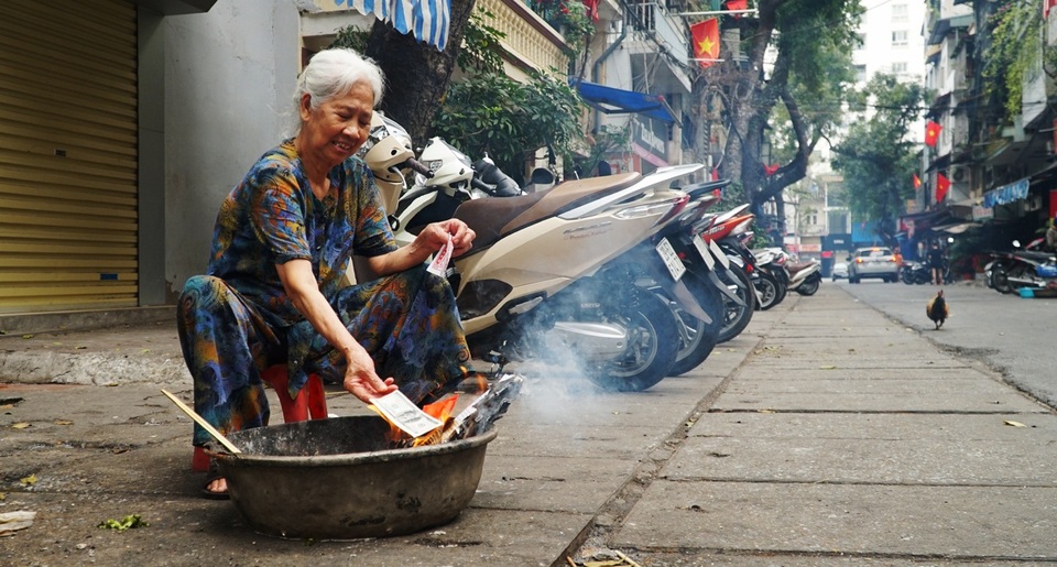 Hà Nội: Phố phường nghi ngút khói ngày Rằm tháng Giêng - 3 Hà Nội: Phố phường nghi ngút khói ngày Rằm tháng Giêng - 3