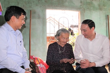 ỦY ban Trung ương MTTQ Việt Nam tặng quà Tết tới người nghèo, hộ chính sách