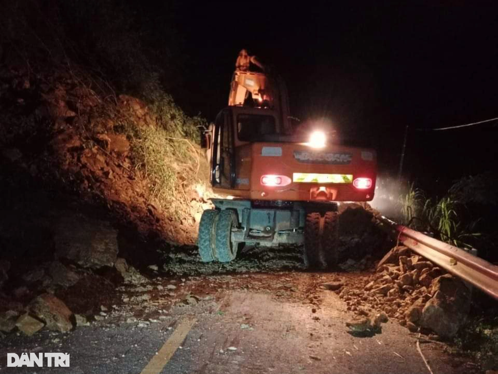 Quốc lộ 16 bất ngờ sạt lở, giao thông ách tắc nhiều giờ liền - 4 Quốc lộ 16 bất ngờ sạt lở, giao thông ách tắc nhiều giờ liền - 4