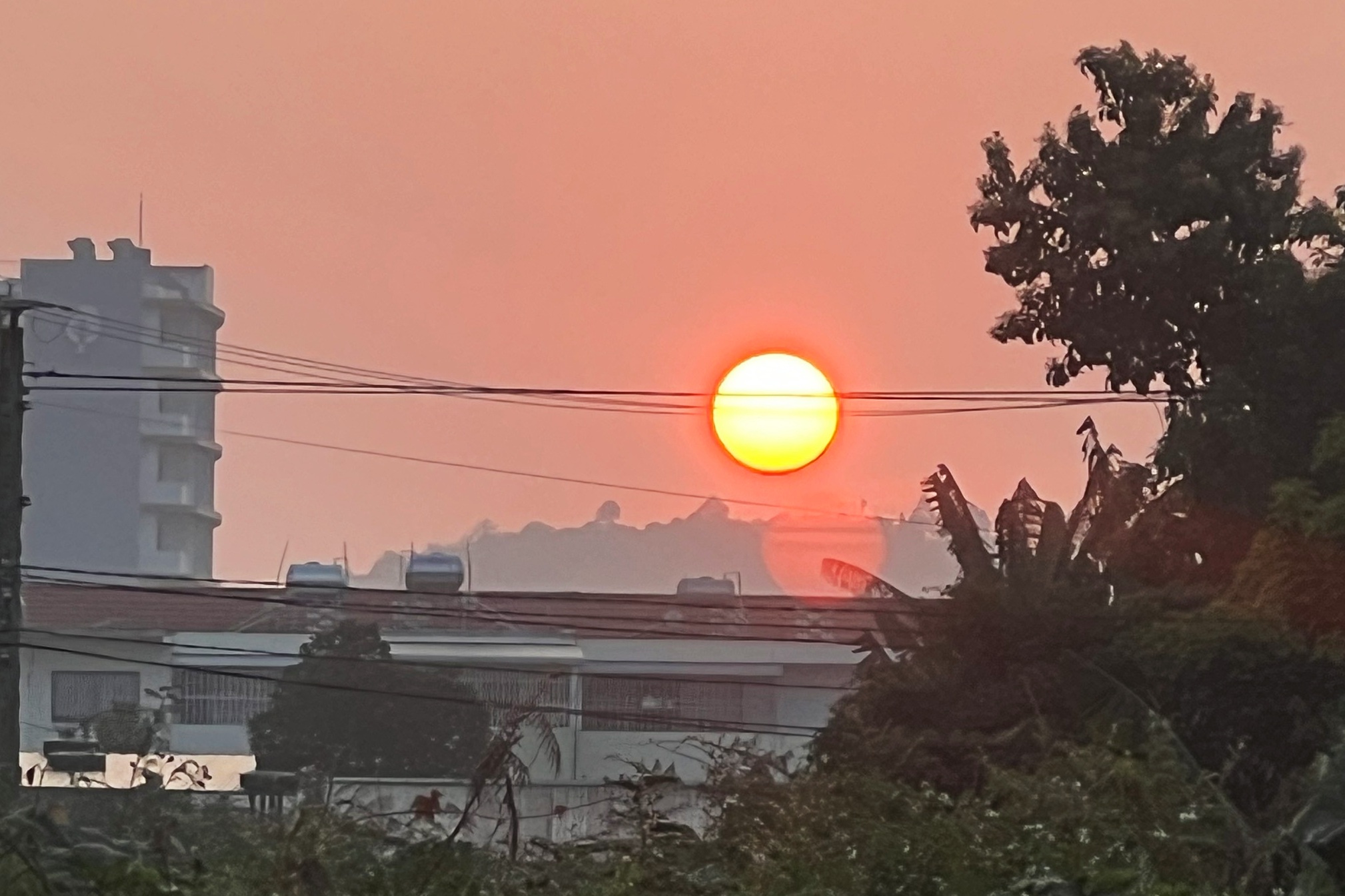 Hiện tượng hai mặt trời lại xuất hiện tại Quảng Ngãi - 1