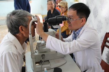 80 y, bác sĩ khám bệnh miễn phí để tri ân mái trường, quê hương Phú Yên