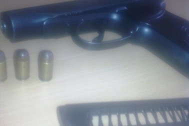 Bị truy nã vẫn nghênh ngang mang súng dạo phố