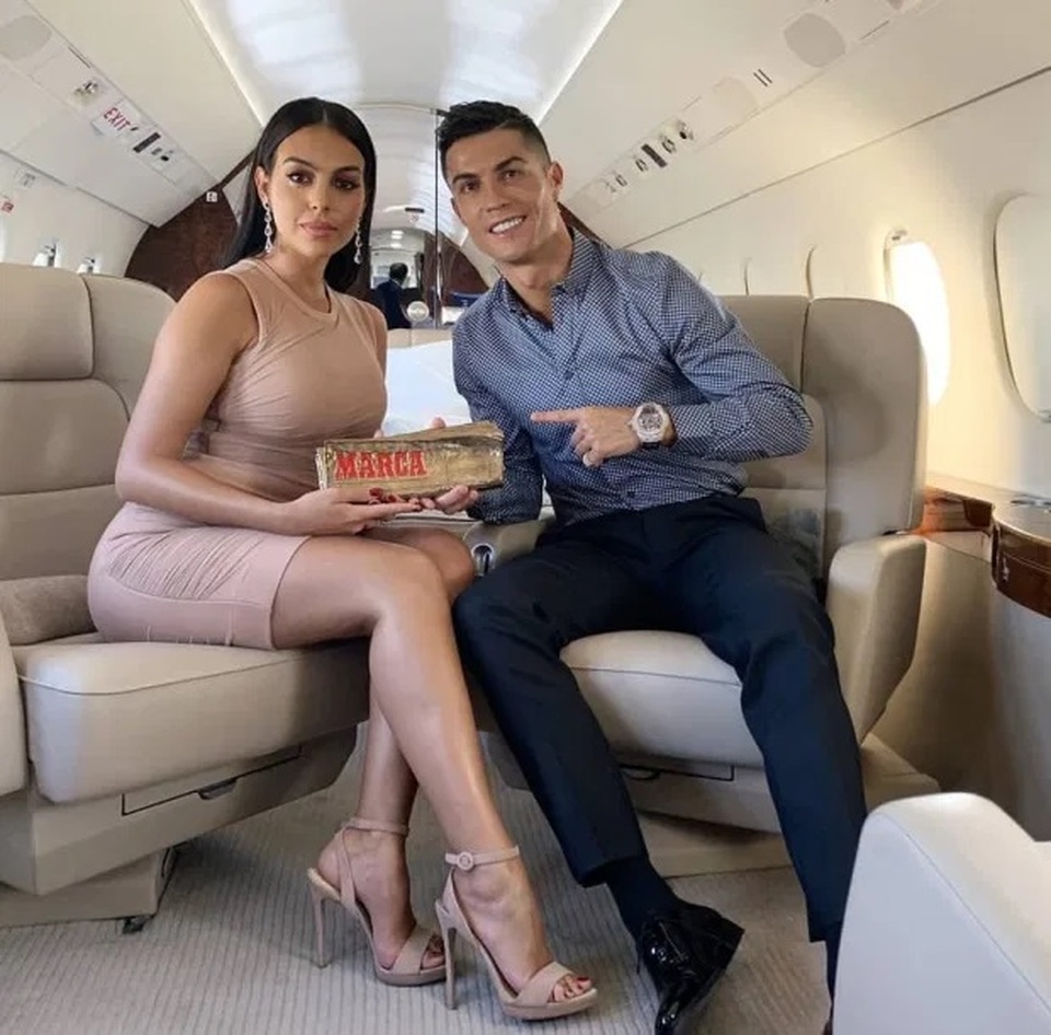 Bạn gái C.Ronaldo và những lần khoe ảnh sang chảnh trong máy bay riêng - 3 Bạn gái C.Ronaldo và những lần khoe ảnh sang chảnh trong máy bay riêng - 3