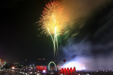 Lần đầu tiên thị xã Cửa Lò bắn pháo hoa chào mừng tết nguyên đán