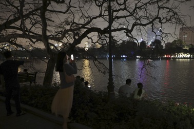 Hồ Gươm đẹp mờ ảo khi tắt hết đèn điện trong Giờ Trái đất