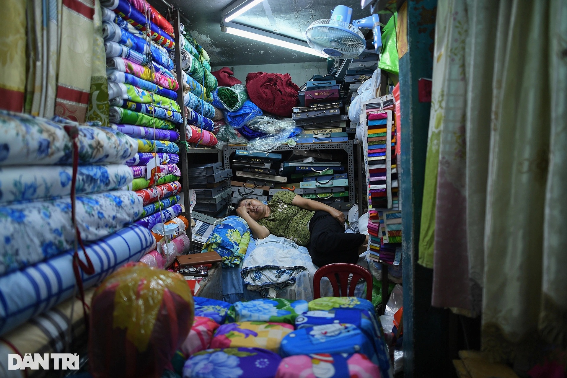 Loạt chợ lớn nhất TPHCM ế ẩm, nhiều tiểu thương bỏ sạp nghỉ kinh doanh - 16 Loạt chợ lớn nhất TPHCM ế ẩm, nhiều tiểu thương bỏ sạp nghỉ kinh doanh - 16