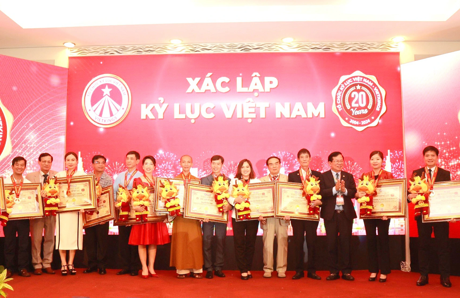 Tượng Phật ngọc mạ vàng quý hiếm trong bộ sưu tập xác lập kỷ lục Việt Nam - 12 Tượng Phật ngọc mạ vàng quý hiếm trong bộ sưu tập xác lập kỷ lục Việt Nam - 12