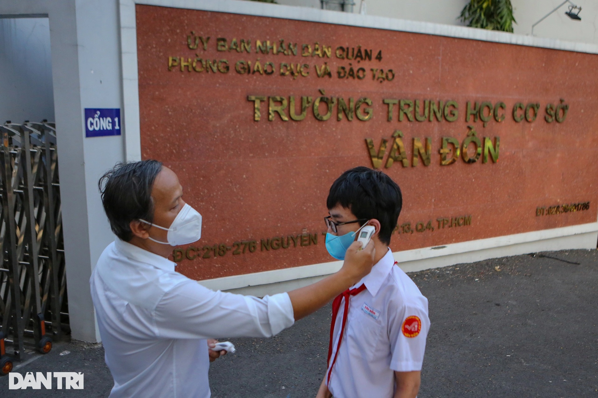 Hơn 100 nghìn học sinh TPHCM trở lại trường sau gần 8 tháng học online - 12 Hơn 100 nghìn học sinh TPHCM trở lại trường sau gần 8 tháng học online - 12