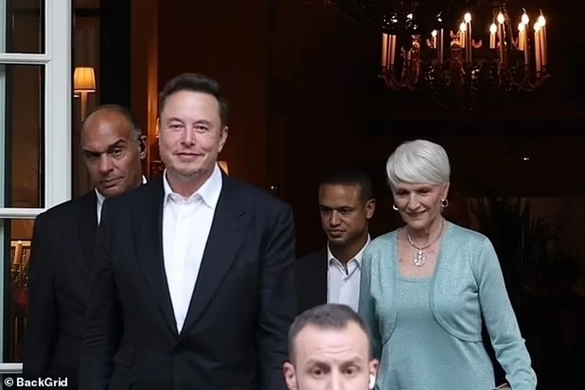 Tỷ phú Elon Musk đoàn tụ với người vợ từng khiến anh 2 lần ra tòa ly hôn - 5 Tỷ phú Elon Musk đoàn tụ với người vợ từng khiến anh 2 lần ra tòa ly hôn - 5