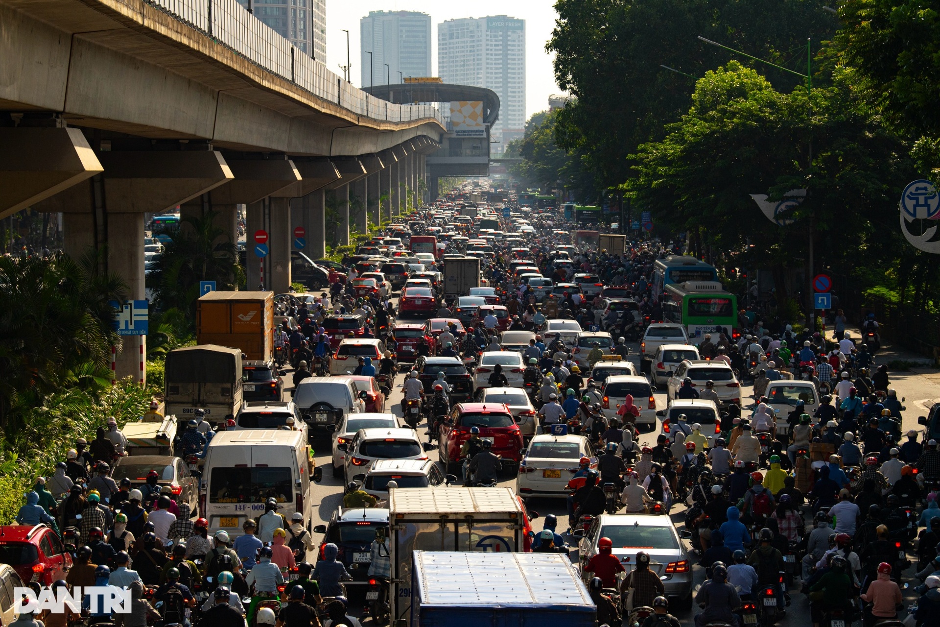 Dân né rào chắn bủa vây, ngã tư Nguyễn Trãi thông thoáng giờ cao điểm - 14 Dân né rào chắn bủa vây, ngã tư Nguyễn Trãi thông thoáng giờ cao điểm - 14