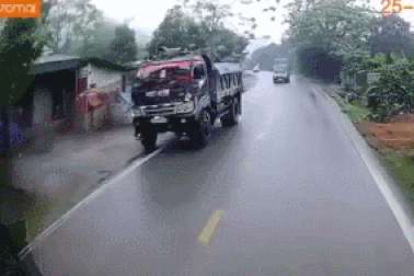 Phanh gấp trên đường trơn trượt, xe tải "drift" xuống mương nước