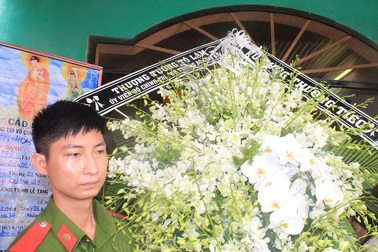 Bộ trưởng Công an gửi vòng hoa viếng 2 hiệp sĩ bị trộm đâm chết