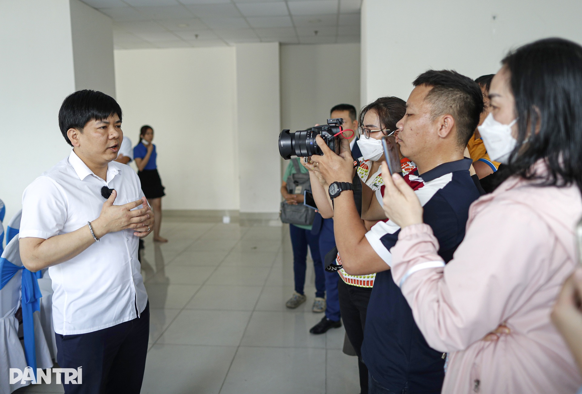 Nhiều phụ huynh mang băng rôn tới Trung tâm Apax đòi Shark Thủy trả tiền - 4 Nhiều phụ huynh mang băng rôn tới Trung tâm Apax đòi Shark Thủy trả tiền - 4