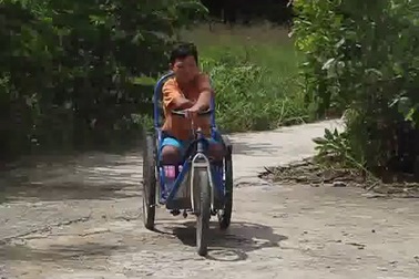 Cậu bé khuyết tật hiếu học Phan Quốc Thuận.