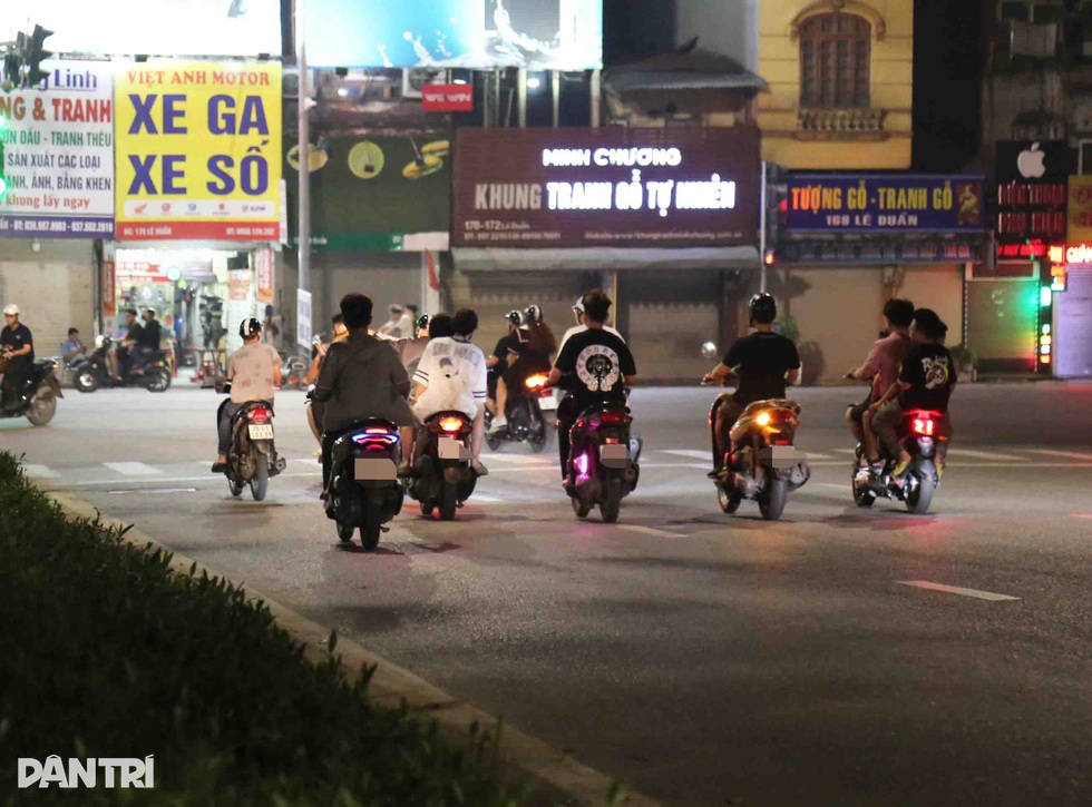141 hóa trang xuyên đêm truy bắt quái xế trên phố Hà Nội - 5