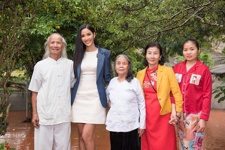 Hoàng Thùy về thăm quê nhà trước khi lên đường dự thi hoa hậu hoàn vũ - 3 Hoàng Thùy về thăm quê nhà trước khi lên đường dự thi hoa hậu hoàn vũ - 3