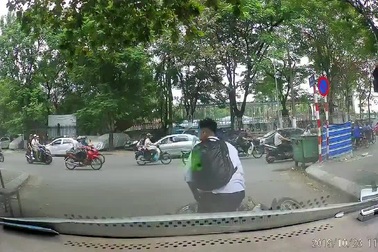 Chạy xe máy tốc độ cao, nam sinh trượt ngã khi phanh gấp tránh xe đi ngược chiều