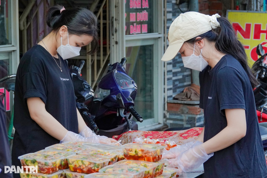 Chàng trai bán 500 phần chân gà xốt Thái/ngày, khách đến mua xếp hàng dài - 4