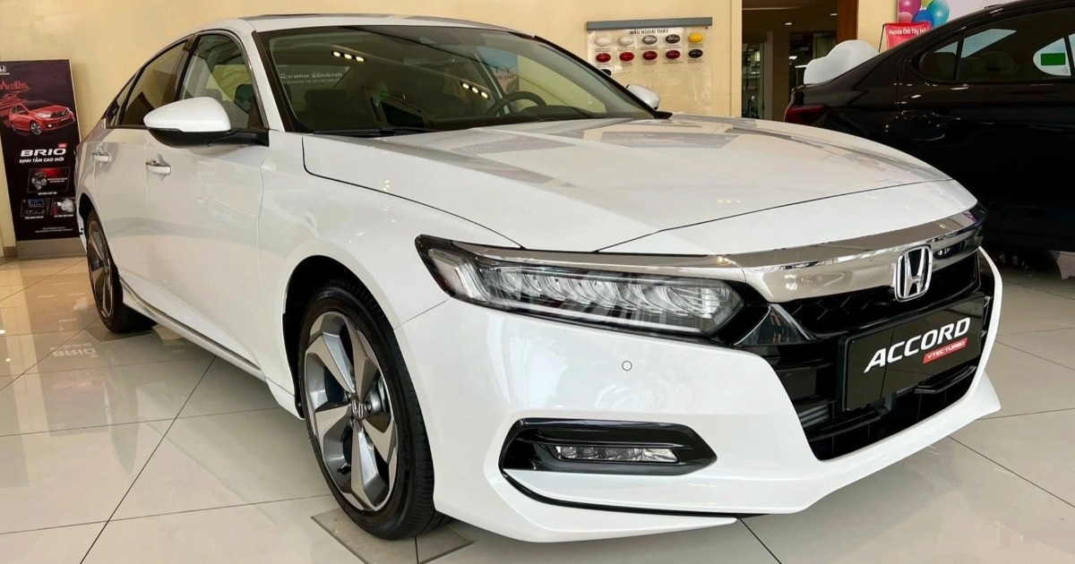Đối thủ của Toyota Camry chạm “đáy” mới, hạ giá gần 300 triệu đồng