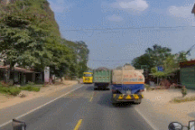 Xe bồn chở xăng gặp họa vì lạng lách, vượt ẩu