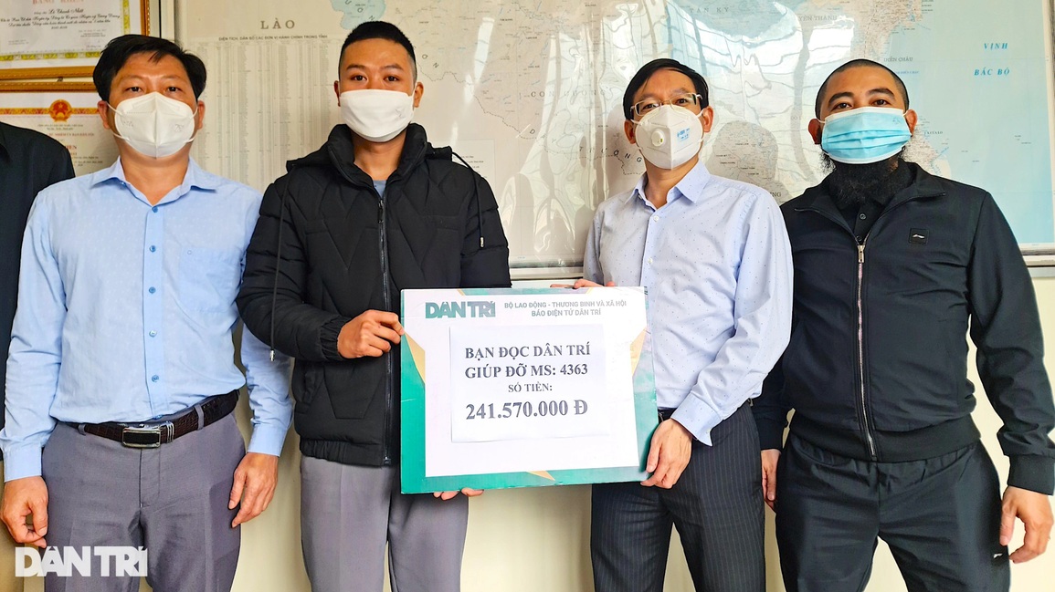 Phó TBT Báo Dân trí trao tiền bạn đọc ủng hộ đến hoàn cảnh khó khăn - 1