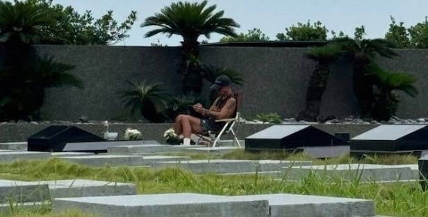 Chồng của Từ Hy Viên hàng ngày ra mộ vợ, tình trạng sức khỏe đáng lo ngại - 1