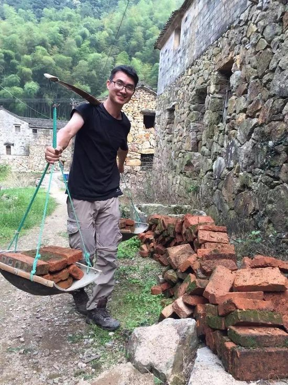 Cặp vợ chồng ở Trung Quốc bỏ việc lên núi, chi 13 tỷ đồng để cải tạo nhà - 7