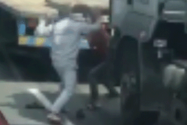 Hai tài xế cầm đao, côn nhị khúc loạn đả sau va chạm giao thông