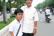 Nam sinh cao 1,3m giành ngôi thủ khoa