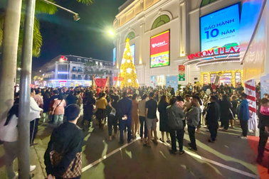 Người dân, du khách đổ về các trung tâm thương mại Vincom đón năm mới 2024