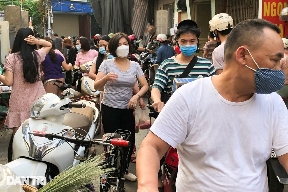 Hình ảnh tại các chợ, siêu thị Hà Nội ngày đầu giãn cách theo Chỉ thị 16 - 5 Hình ảnh tại các chợ, siêu thị Hà Nội ngày đầu giãn cách theo Chỉ thị 16 - 5