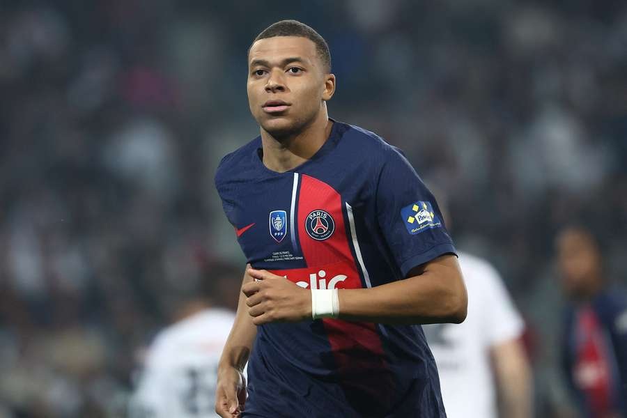 Mbappe nhận tin xấu trong khiếu nại đòi tiền từ PSG - 1