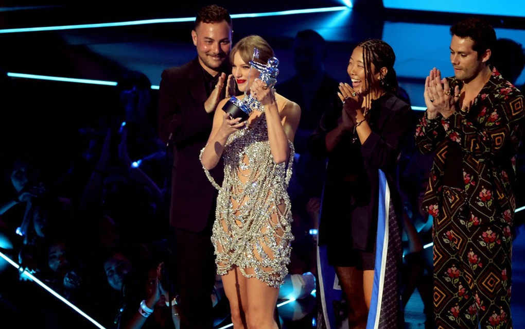 Nam ca sĩ gây sốc khi để lộ vòng ba trên sân khấu lễ trao giải VMA - 5