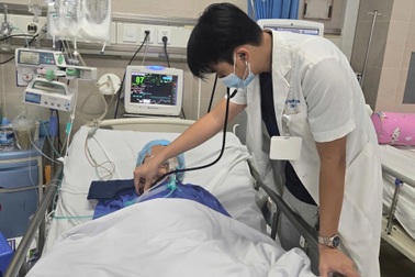 Hà Nội: Uống nhầm thuốc cai nghiện, cụ bà nguy kịch không thể tự thở