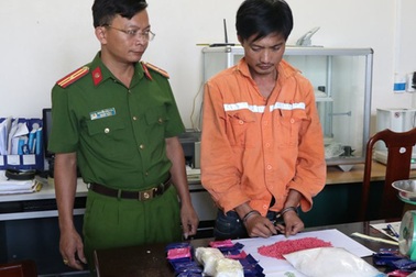 Bắt con nghiện đang vận chuyển 10.000 viên hồng phiến và 1kg ma túy đá