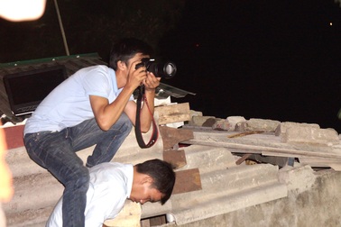 Phóng viên tác nghiệp và những hình ảnh "hậu trường"