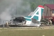 Nga: Máy bay chở 50 người gặp nạn, bốc cháy ngùn ngụt