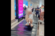 Cộng đồng phẫn nộ trước hành động ngồi xổm trên băng chuyền của TikToker