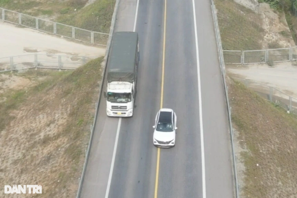 Ô tô vẫn thi nhau lấn làn, vượt ẩu trên cao tốc Cam Lộ - La Sơn - 1 Ô tô vẫn thi nhau lấn làn, vượt ẩu trên cao tốc Cam Lộ - La Sơn - 1