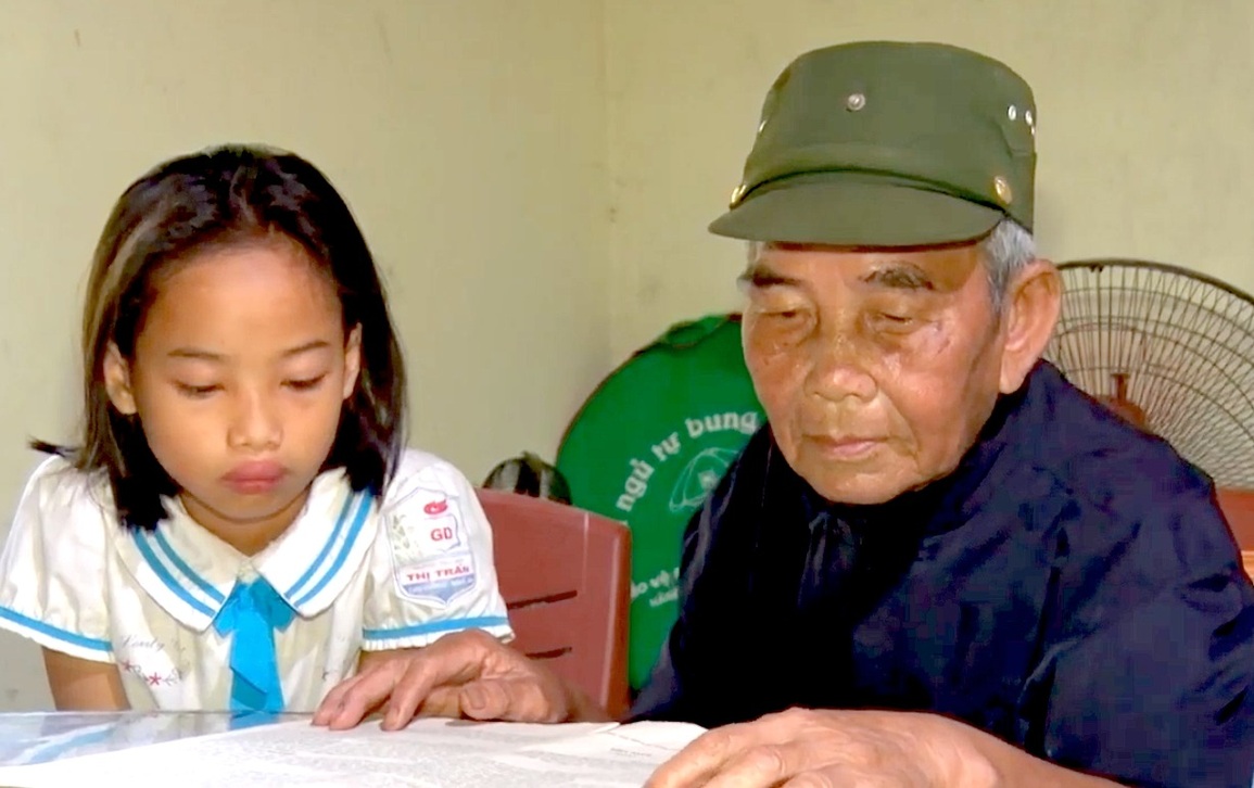 Những lúc thời gian rảnh rỗi, thầy Thám lại đưa những cậu chuyện về Bác Hồ ra kể với con cháu.jpeg Những lúc thời gian rảnh rỗi, thầy Thám lại đưa những cậu chuyện về Bác Hồ ra kể với con cháu.jpeg